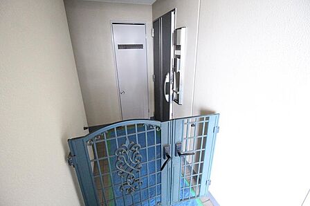 ■ポーチがあるため、お荷物を置くのに便利です♪
