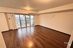 約22.1帖の広々LDK。窓に接する面も大きく、採光良好！