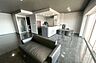 リビング/ダイニング：黒を基調としたシックなリノベーション済み！広々とした開放感のあるLDKでご家族との団欒を楽しめます。