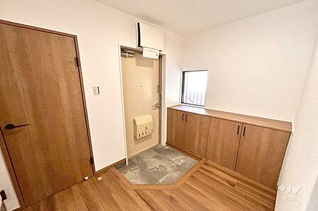 横長の大容量シューズボックス。観葉植物を置いて、運気を高めるのも良いですね。