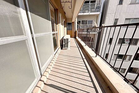 バルコニーです。横が広く、お洗濯物もしっかり干すことができます。