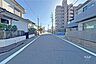 外観：物件の北西側前面道路（北東側から）［2026年3月8日撮影］