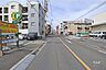 外観：物件の南東側前面道路（南西側から）［2026年4月8日撮影］