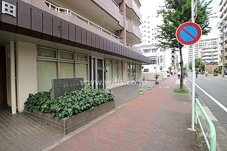 敷地東側の前面道路。一方通行の通りです。