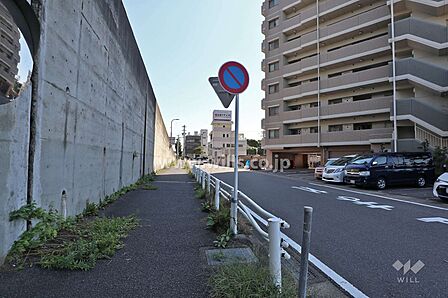 敷地北東側の前面道路(北西側から)