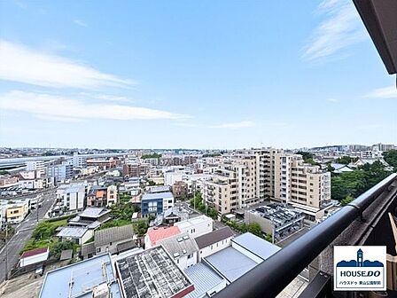 11階高層階ならではの眺望が魅力のバルコニーは、朝日や夜景を楽しむ贅沢な空間。心地よい風を感じながら、リラックスタイムなどをお過ごしください♪