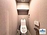 トイレ：収納に困らない、実用的な棚付きトイレ。トイレットペーパーや掃除用具、芳香剤などをスッキリ収納でき、見た目も清潔感たっぷりです。最新の温水洗浄機能で、いつでも清潔、快適♪