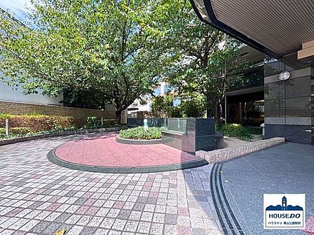 エントランス付近には緑の木々が植えられ、住まう人や訪れる人に癒しを与えます。