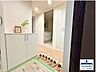 玄関：白を基調とした明るく清潔感のある玄関。シューズボックスを備え、すっきりとした空間を保てます。