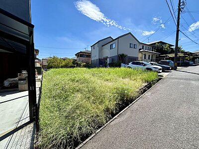 外観：土地面積60坪超えの広々宅地！間口9ｍ以上あるので駐車も楽ちん♪