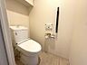 トイレ：収納棚付き！清潔感のあるトイレです♪