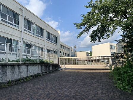 自由ケ丘小学校まで　500m　徒歩約7分●【教育目標】豊かな人間性と実践力をもつ児童の育成。自他を敬愛し，協力できる児童を育成する。心身ともに，健康な児童を育成する