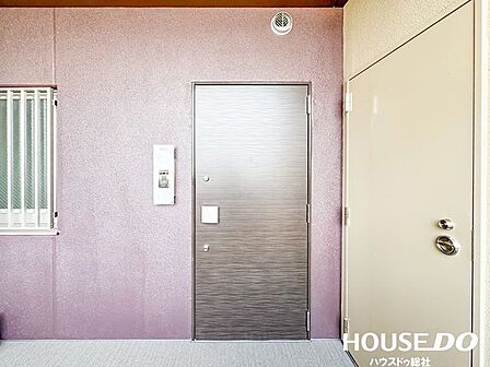 重厚感とデザイン性を兼ね備えた玄関扉。住まいの顔にふさわしい高級感があります。