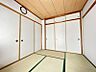室内：落ち着いた雰囲気が魅力の和室。リラックスできる空間で、客間や趣味の部屋としても活躍します！