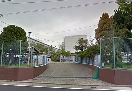 大曽根中学校まで　1305m　徒歩約17分●【教育目標】よりよい社会の形成者として、心身ともに健康で人間性豊かな青少年の育成を目標としています。