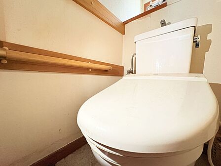 トイレには手すりが付いているので、ご年配の方にも安心です♪