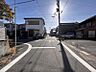 外観：前面道路は十分な広さがございます♪