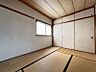 室内：リビングに隣接した約6.0帖の和室。窓を開けて畳で寛いでいると窓からの爽やかな風が入り込み、気持ちのいい時間を過ごせそうです♪