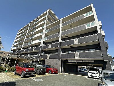 外観：8階建てマンションの6階部分！