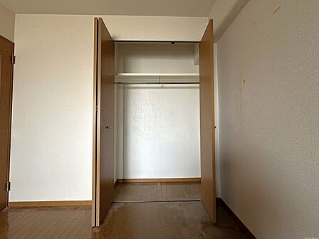 6.2帖の洋室のクローゼット！ハンガーパイプと枕棚もあり奥行もあります◎
