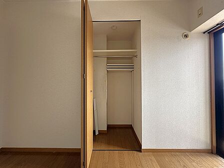 5.6帖の洋室のクローゼットです◎