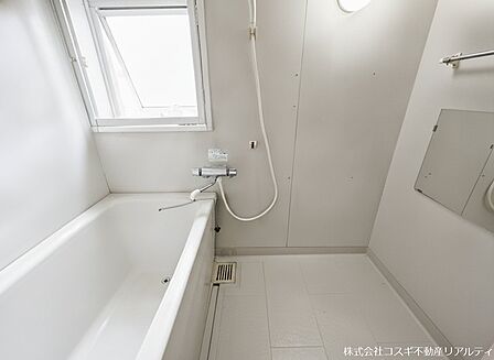 窓付きで換気のできる浴室◎※AIにてお荷物を削除しております。現況優先とします。