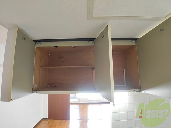 画像9:キッチン上部の棚に台所用品や食器などを入れることができます。