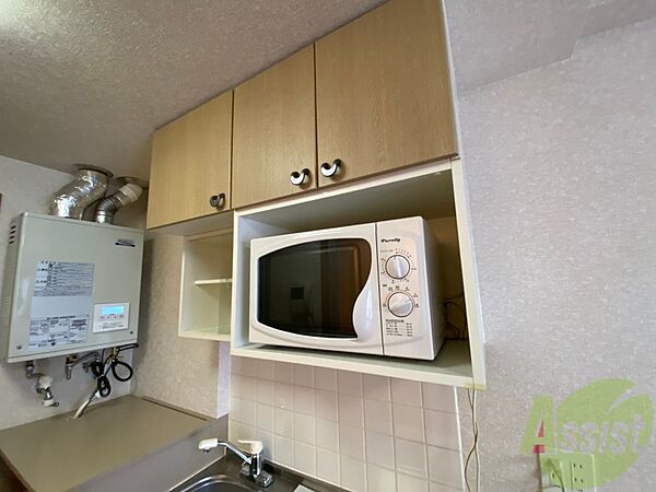 画像8:キッチン上には電子レンジもおけるスペースがございます。