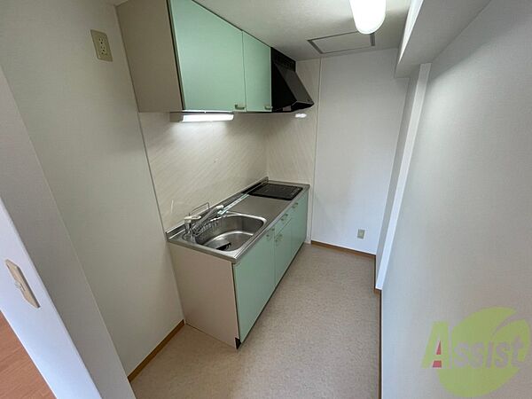 画像8:キッチン横には冷蔵庫を置けるスペースがありますね。
