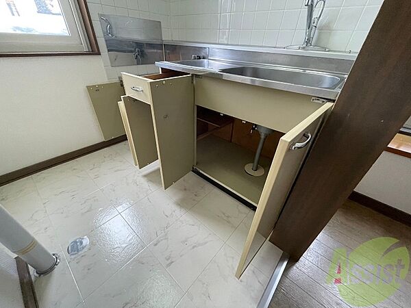 画像25:キッチン下の棚に台所用品や食器などを入れることができます