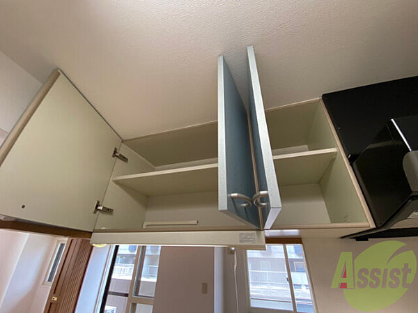 画像22:キッチン上の収納棚です。ストック用品や食器類など使い方自由。