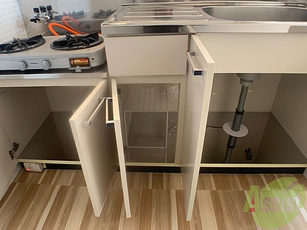画像20:キッチン下の棚に台所用品や食器などを入れることができます