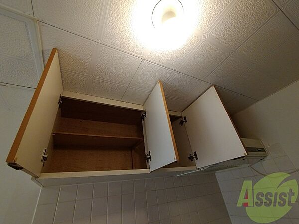 画像25:キッチンにも収納スペースがあり、食器の置き場に困りませんね。