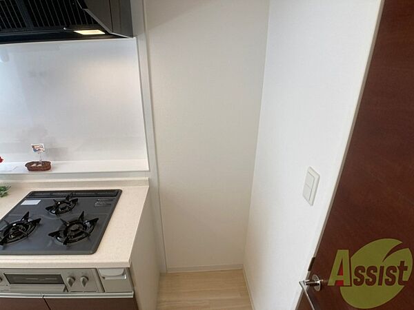 画像20:キッチンの横には冷蔵庫を置けるスペースがありますね。