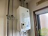 室内：給湯器は簡単操作で温度調整ができますよ。