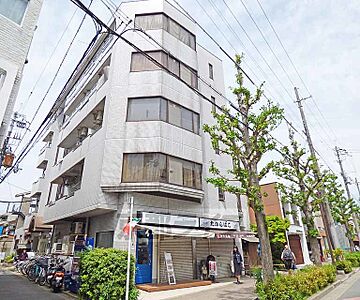外観:大通りに面しています。 外観:大通りに面しています。
