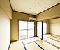 リビング/ダイニング：ひろびろとした居室です。ゆったりくつろげますね。