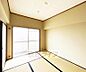 リビング/ダイニング：ひろびろとした居室です。ゆったりくつろげますね。