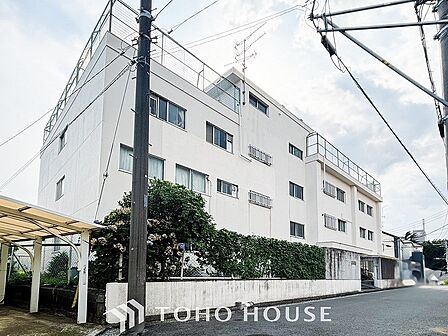 前面道路含む現地写真『快適』は「家」と「街」と「環境」が調和した時に訪れるだと改めて感じさせてくれます。