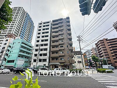 外観：爽やかな青空の下に贅沢なほどに降り注ぐ陽光、豊かな居住性と、クオリティが見事に調和した住空間。