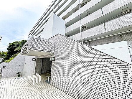 前面道路含む現地写真『快適』は「家」と「街」と「環境」が調和した時に訪れるだと改めて感じさせてくれます。