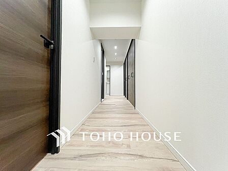 上質感漂う廊下。居住者の帰り、訪れる方を優しく迎える・安らぎに満ちた生活空間を予感させる。