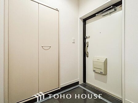居住者の帰り、訪れる方を優しく迎えてくれる玄関です。