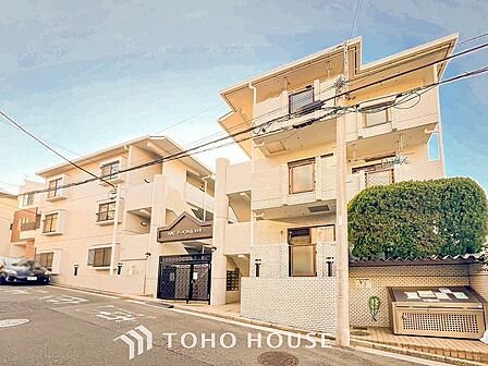 爽やかな青空の下に贅沢なほどに降り注ぐ陽光、豊かな居住性と、クオリティが見事に調和した住空間。