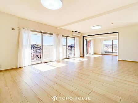 爽やかな色合いのフローリングと清潔感の溢れるクロスが明るい空間を創り出しているリビングダイニング。