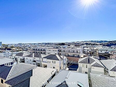 豊かな眺望にふさわしい空間には、通風・採光にも優れ、心地よい光と風があふれています。