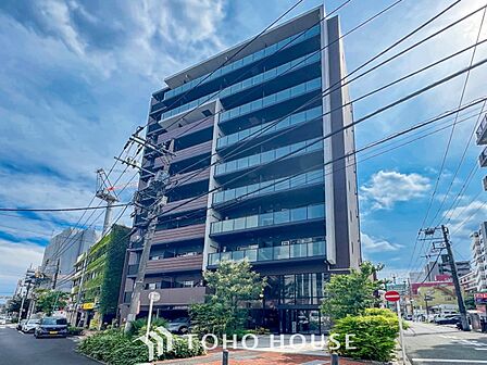 スタイリッシュながら街並みと調和する外観フォルムのマンション。