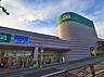 周辺：併設している上野川カフェでは、購入した出来たてのお総菜やパンを飲食する事も可能です。