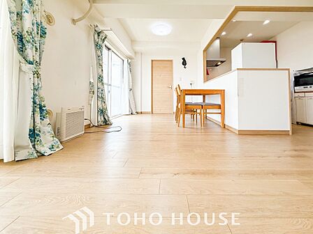 爽やかな色合いのフローリングと清潔感の溢れるクロスが明るい空間を創り出しているリビングダイニング。