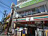 周辺：24時間営業。お弁当やお惣菜、パンなどをはじめ、生活用品、お酒、たばこなども取り揃えています。